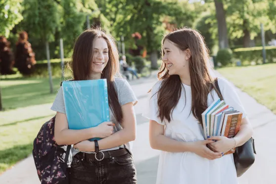 キャンパスで学ぶ学生