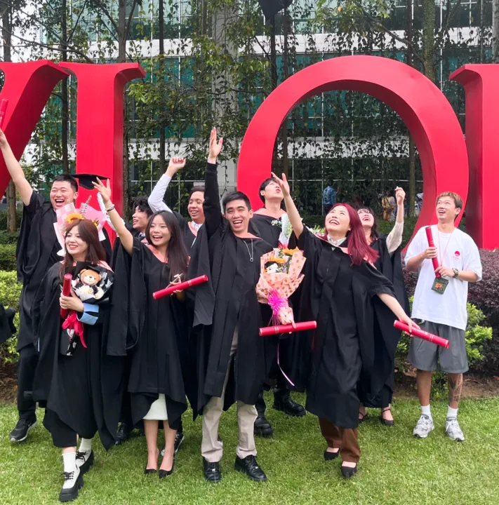 卒業式で喜ぶ学生たち