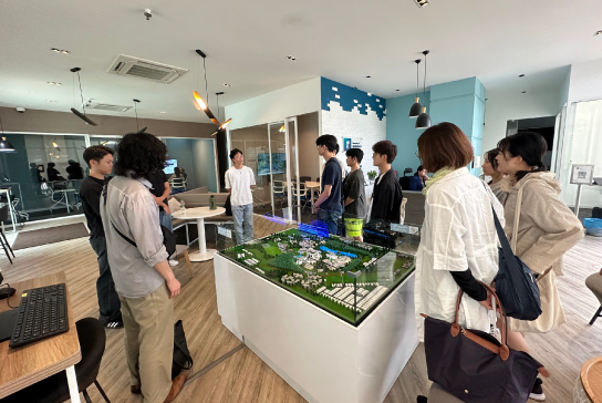 50,000円で参加できる。引率付きの大学ツアー